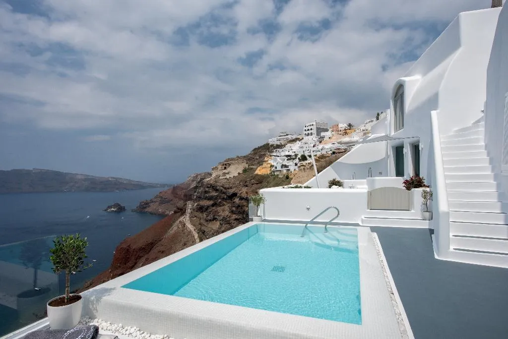 SUITE DELUXE WITH PRIVATE POOL Room, La Perla Villas and Suites, Santorini