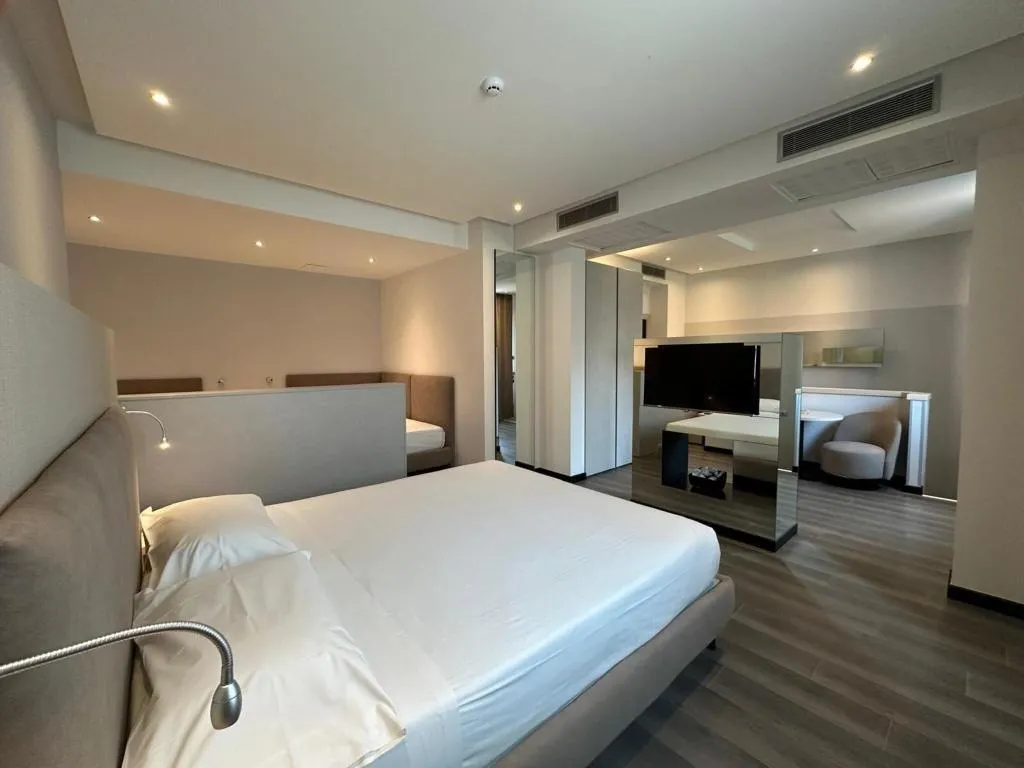 QUADRUPLE KING SIZE BED Room, Cruise, Milan