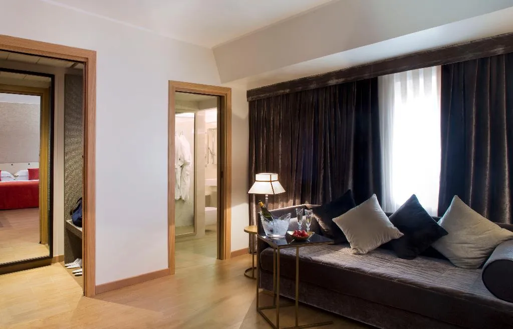 JUNIOR SUITE STANDARD Room, Starhotels Metropole, Rome