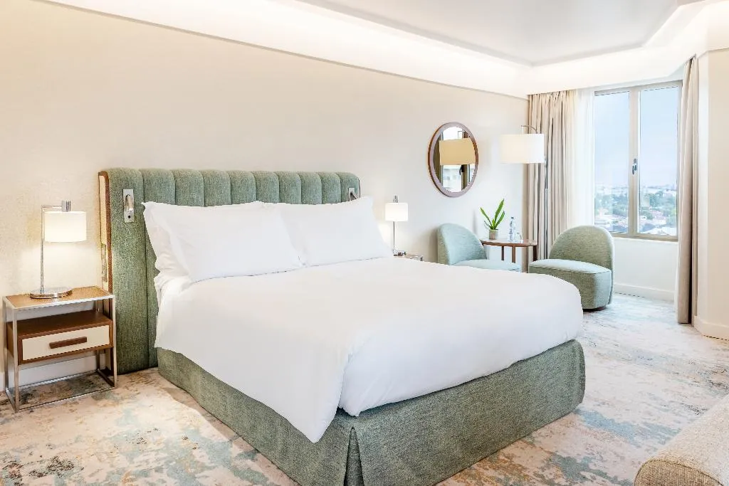 JUNIOR SUITE QUEEN SIZE BED Room, Crowne Plaza Porto, Porto