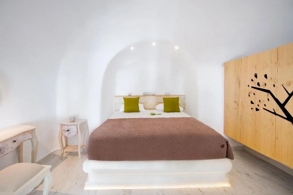 VILLA WITH PRIVATE POOL Room, Hyperion Oia Suites, Santorini