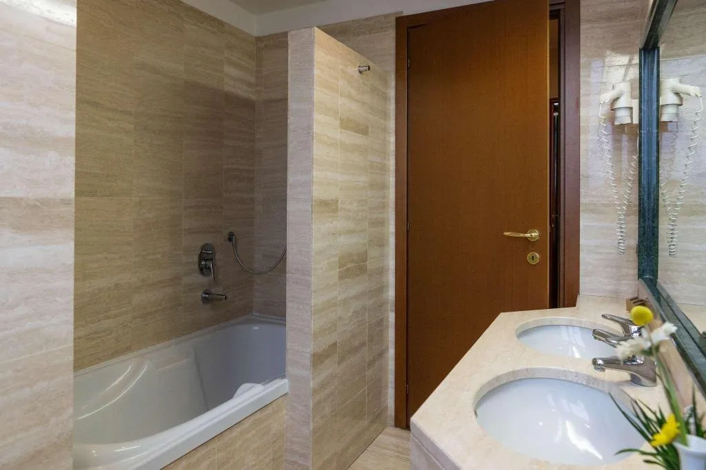 Room, Alga, Milan