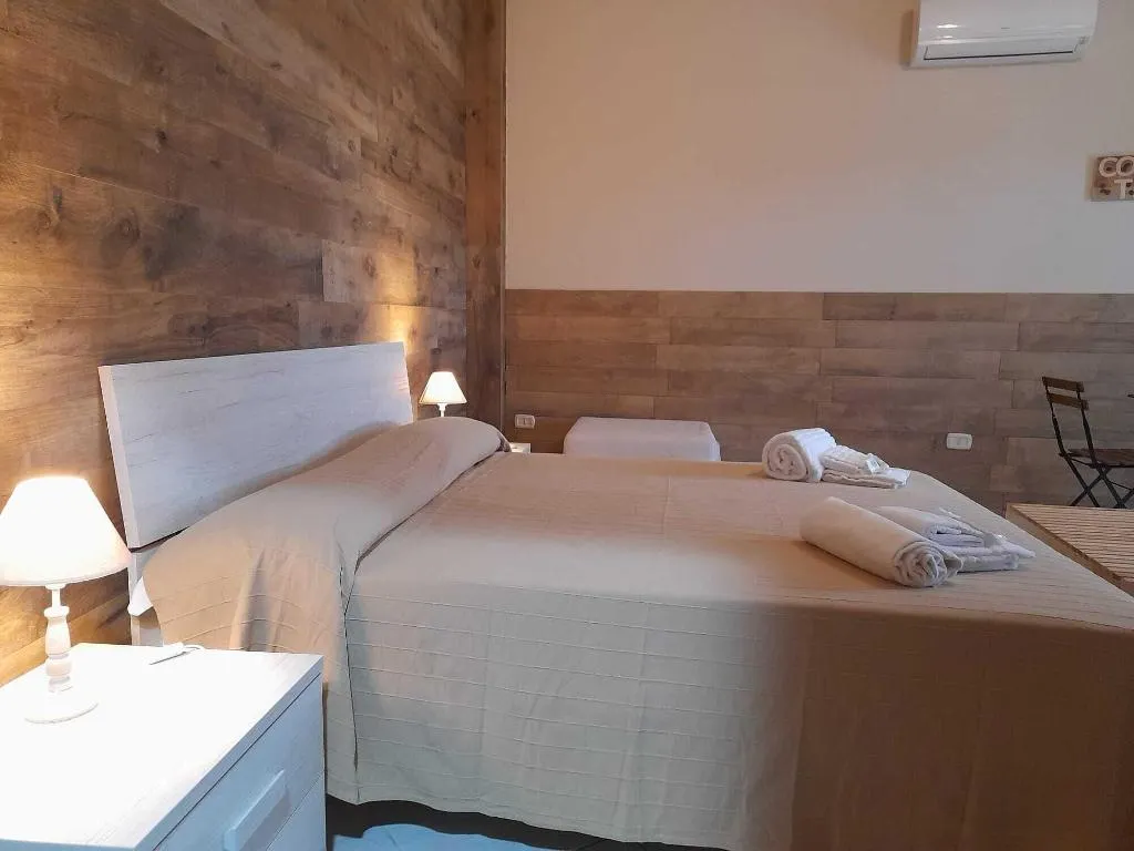 Room, City Pompei Accommodations, Naples