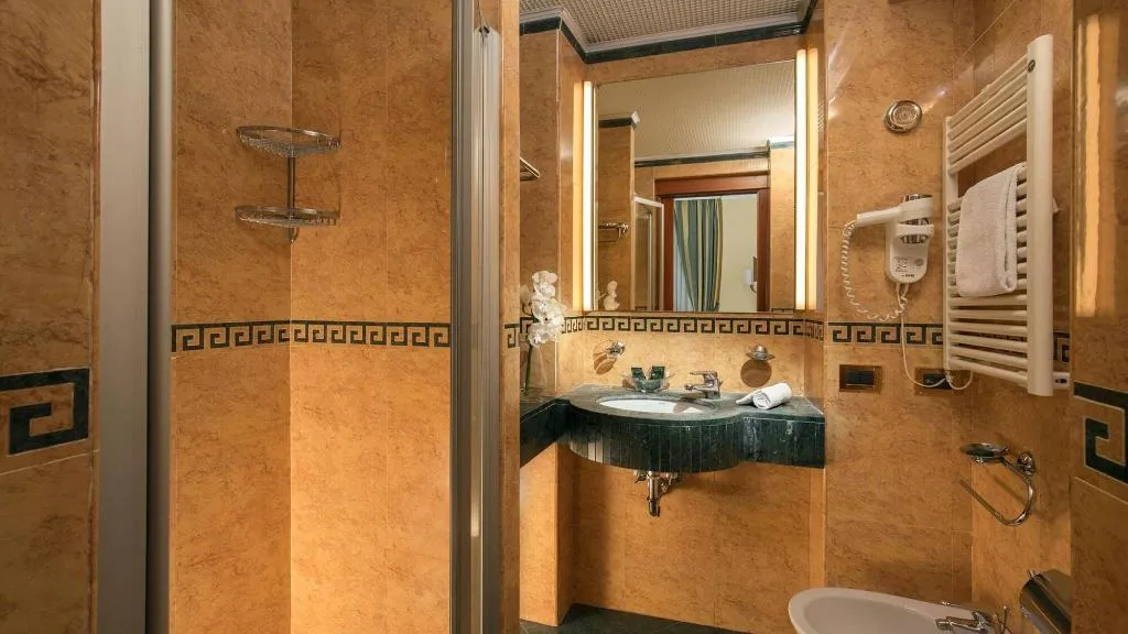 Room, Sonya, Rome