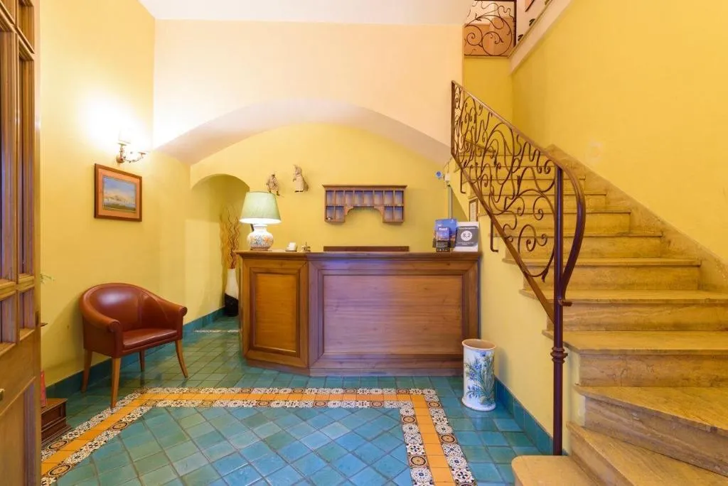 Lobby, Mergellina, Naples