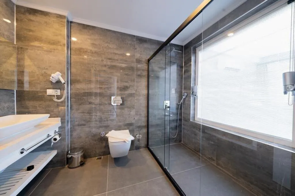 Room, Un Amor Hotel, Dalaman