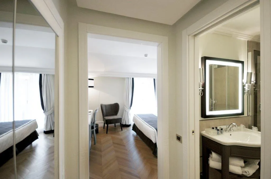 Room, Grand Hotel Santa Lucia, Naples