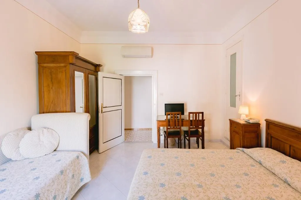 TRIPLE WITH BALCONY Room, Hotel Toro, Naples