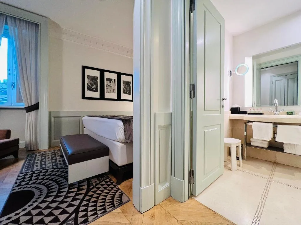 JUNIOR SUITE KING SIZE BED Room, Indigo Hotel Rome - St. George, Rome