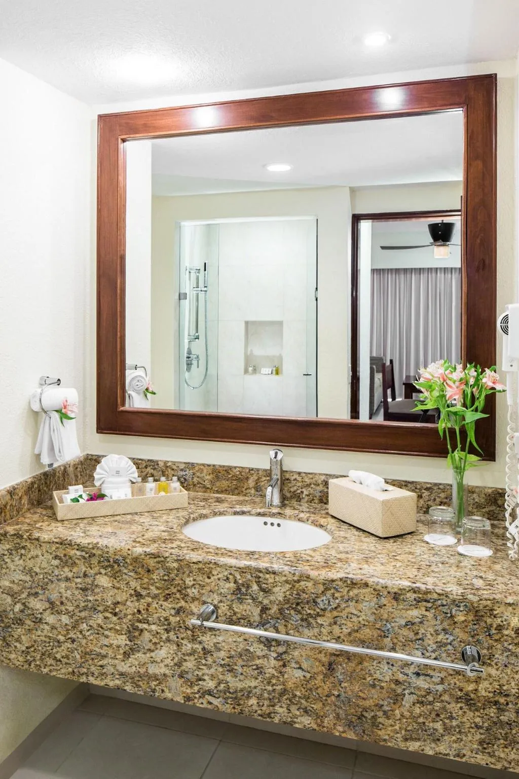QUADRUPLE DELUXE OCEAN VIEW Room, BlueBay Grand Esmeralda, Playa Del Carmen