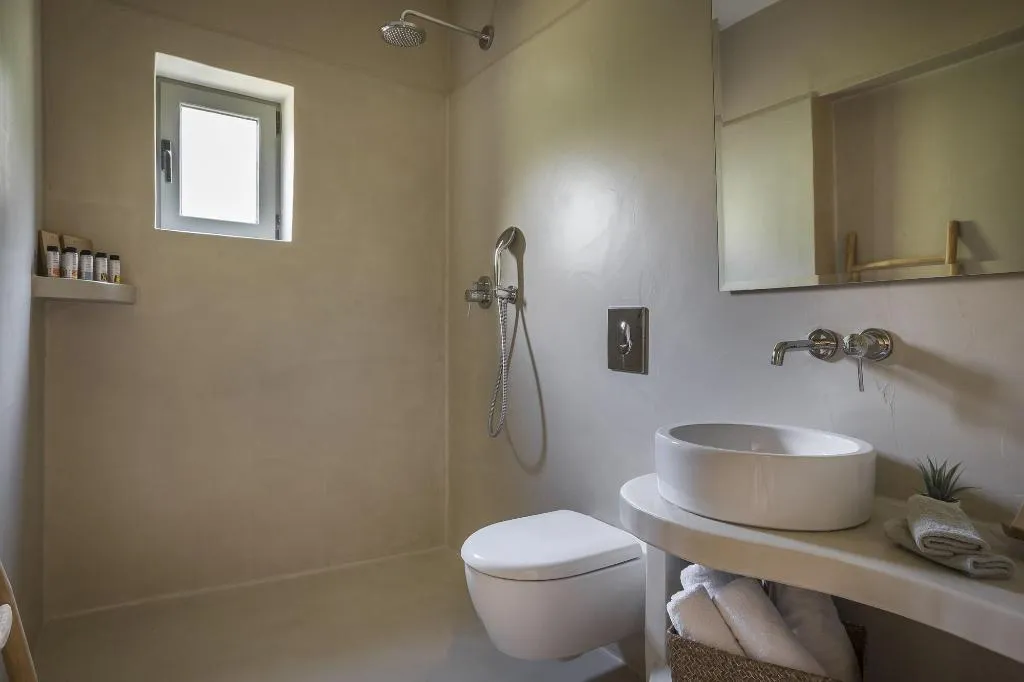 Room, F Zeen, Kefallinia