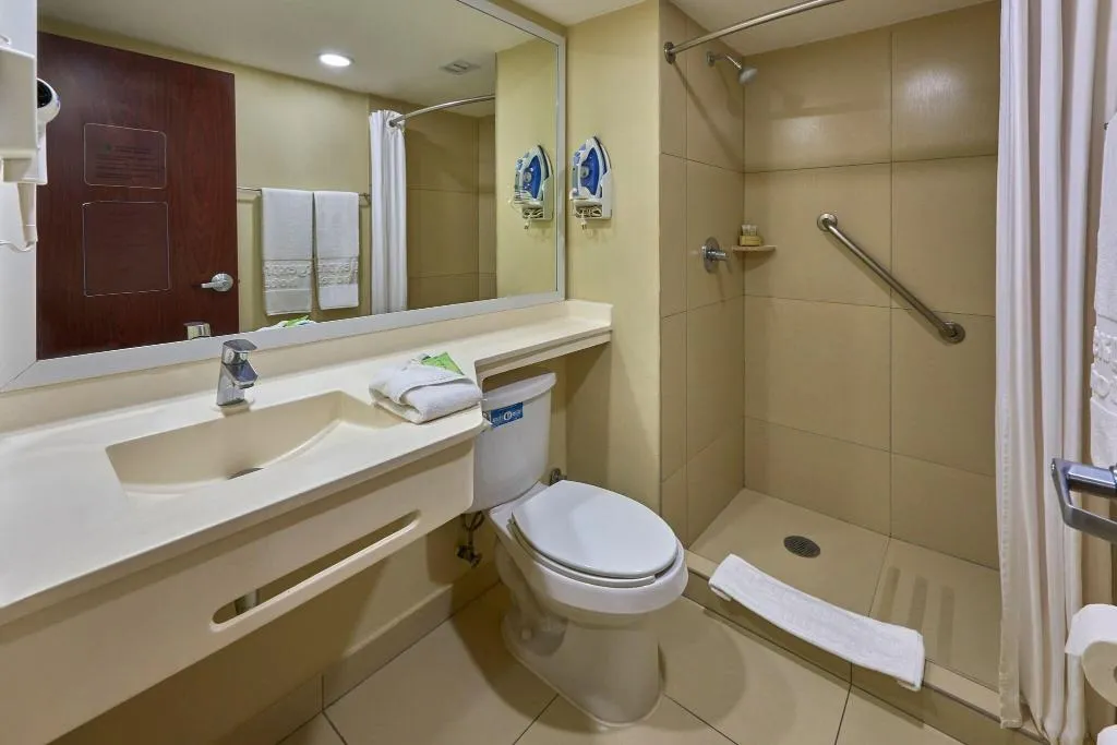 SUITE QUEEN SIZE BED Room, City Express by Marriott Campeche, Cancun Area
