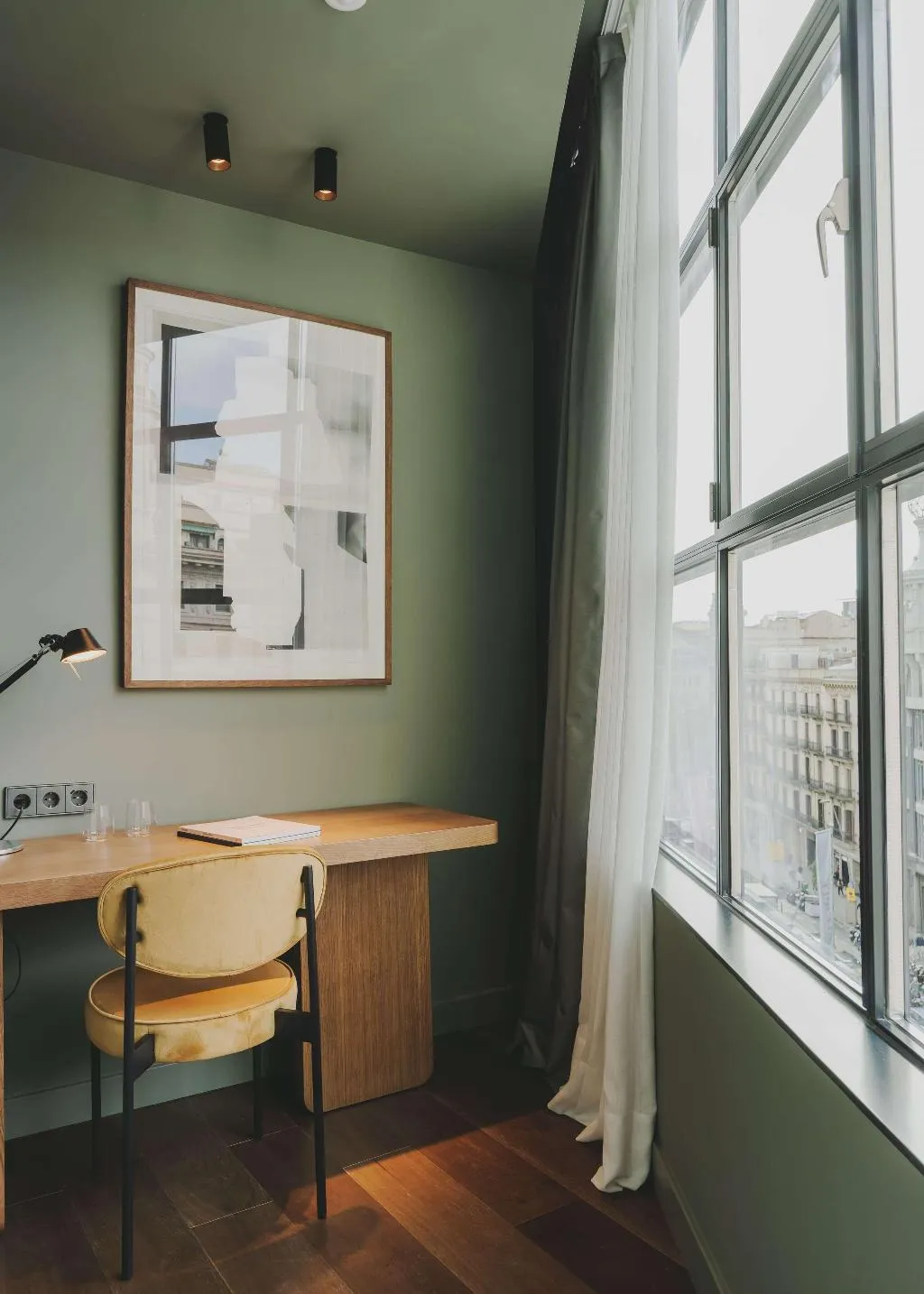 Room, Regina, Barcelona