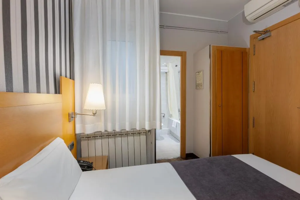 SINGLE STANDARD Room, Lyon, Barcelona