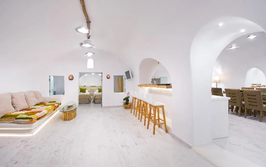VILLA WITH PRIVATE POOL Room, Hyperion Oia Suites, Santorini
