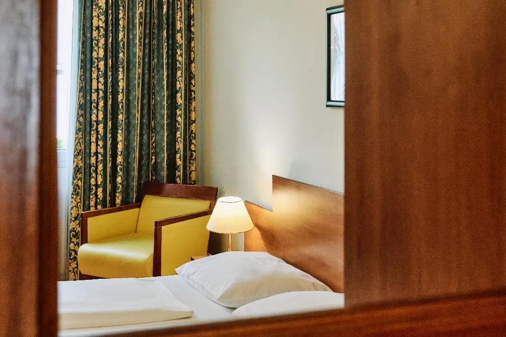 DOUBLE STANDARD Room, Hotel Deutschmeister, Vienna