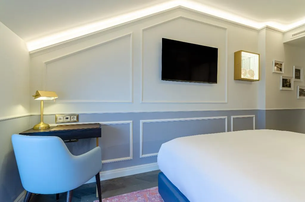 DOUBLE DELUXE WITH VIEWS Room, The Emerald House Lisbon, Curio Collection by Hilt, Lisbon