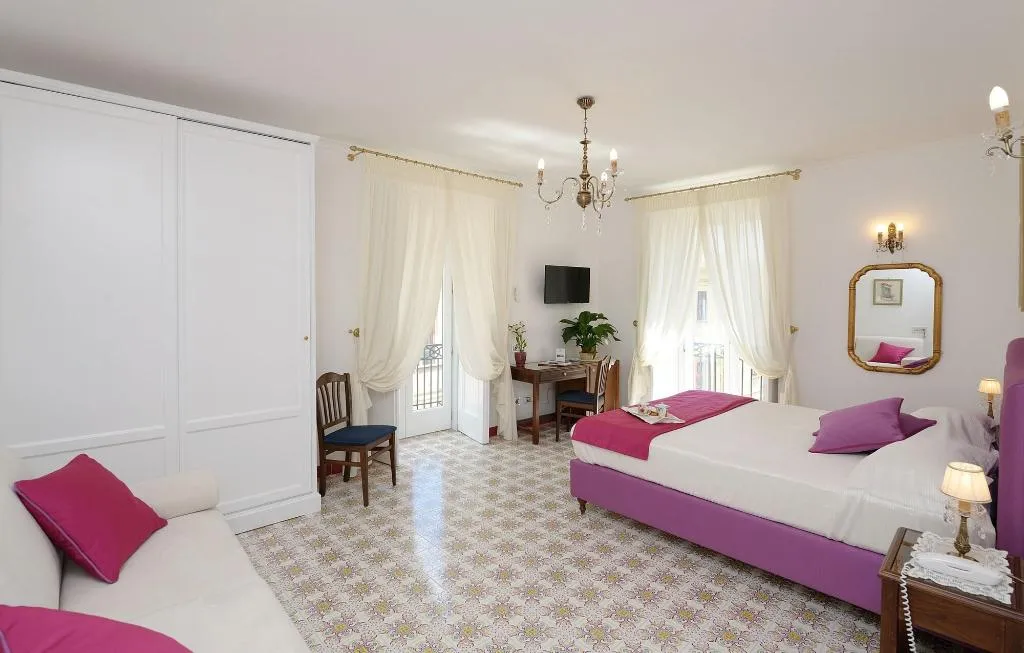 Room, Residenza Luce, Naples