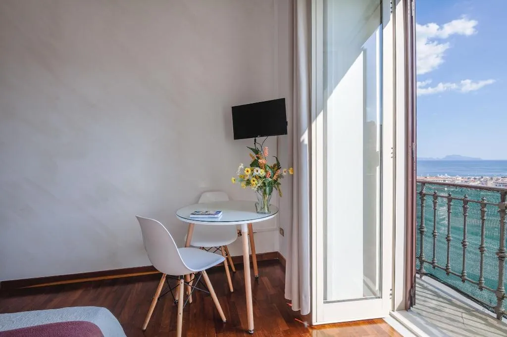 Room, Napolicentro Mare, Naples