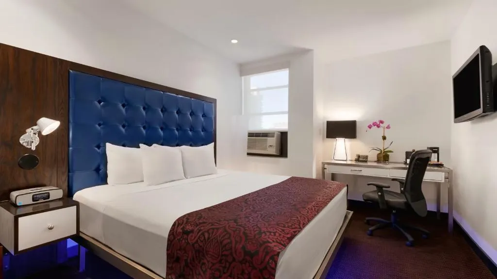 DOUBLE CLUB KING BED Room, Night Hotel Broadway, New York