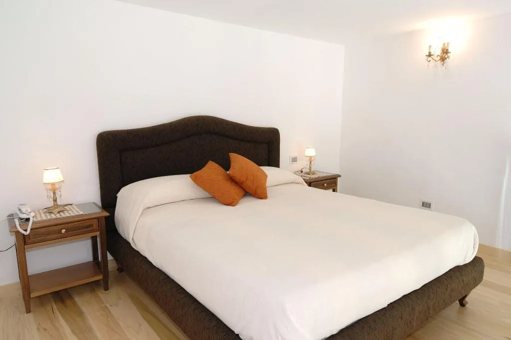 Room, Residenza Luce, Naples