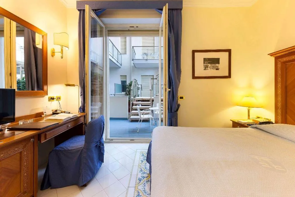 Room, Continental, Naples