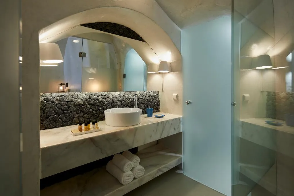 SUITE WITH JACUZZI Room, Rhenia'S Suites, Santorini