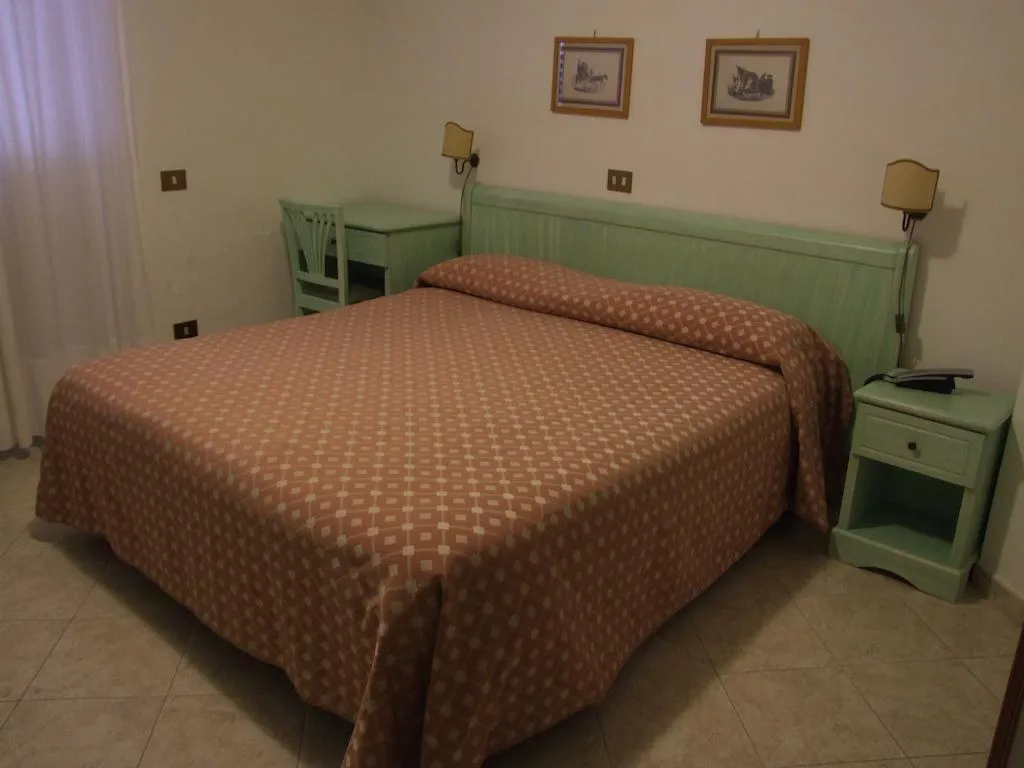 Room, Dania, Naples