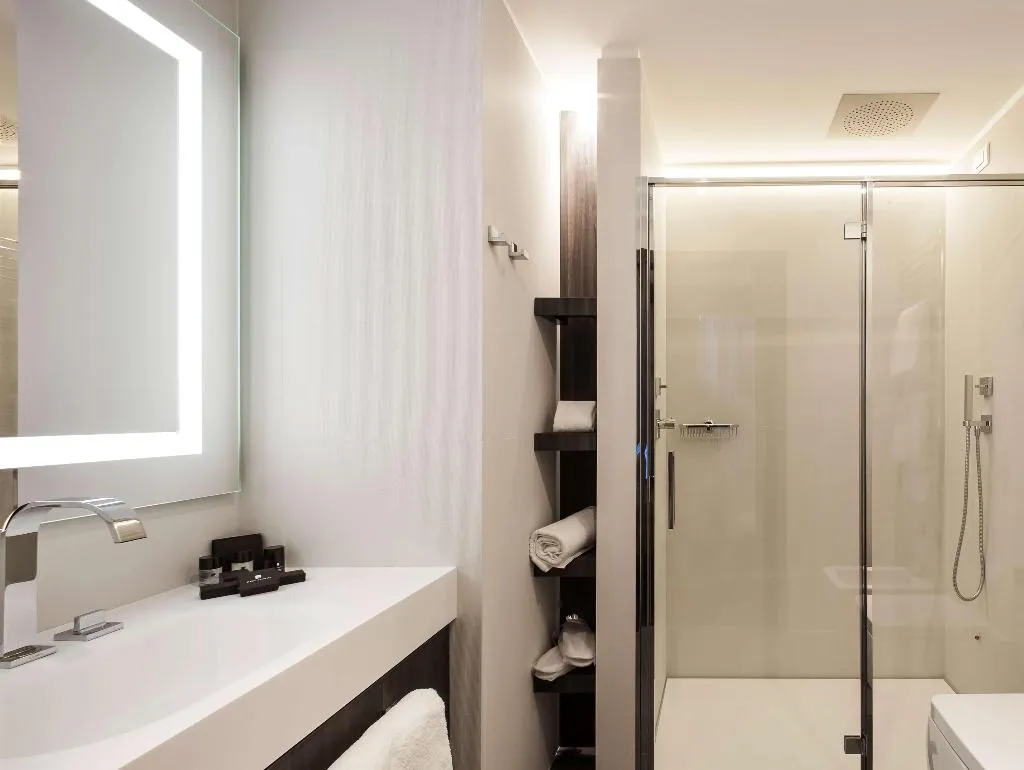 DOUBLE DELUXE KING BED Room, Hyatt Centric Milan Centrale, Milan