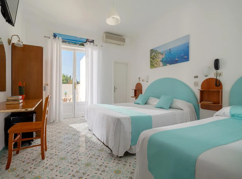 TRIPLE ONE BEDROOM ONE BATHROOM Room, Carmencita, Naples
