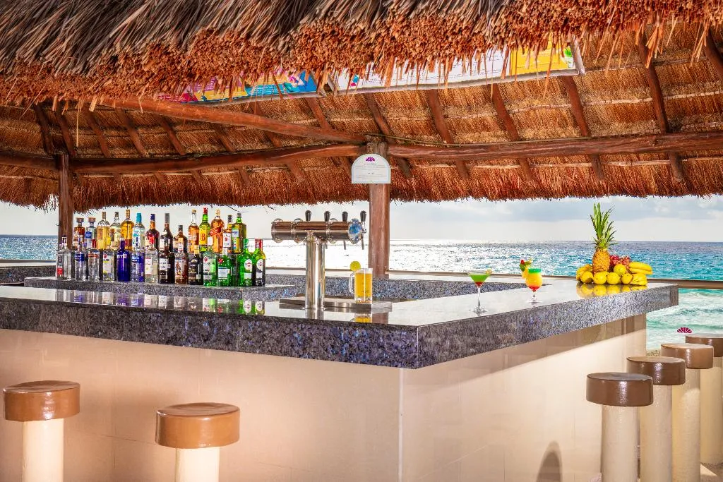 Bar, Crown Paradise Club Cancun All Inclusive, Cancun Area