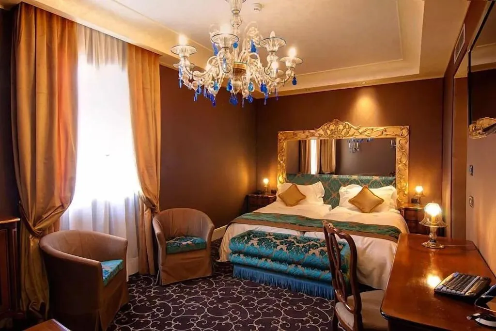 TWIN SUPERIOR Room, Pesaro Palace, Venice