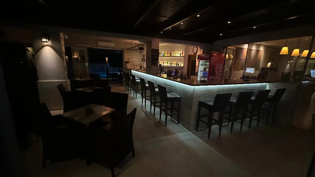 Bar, Maria Lambis, Crete