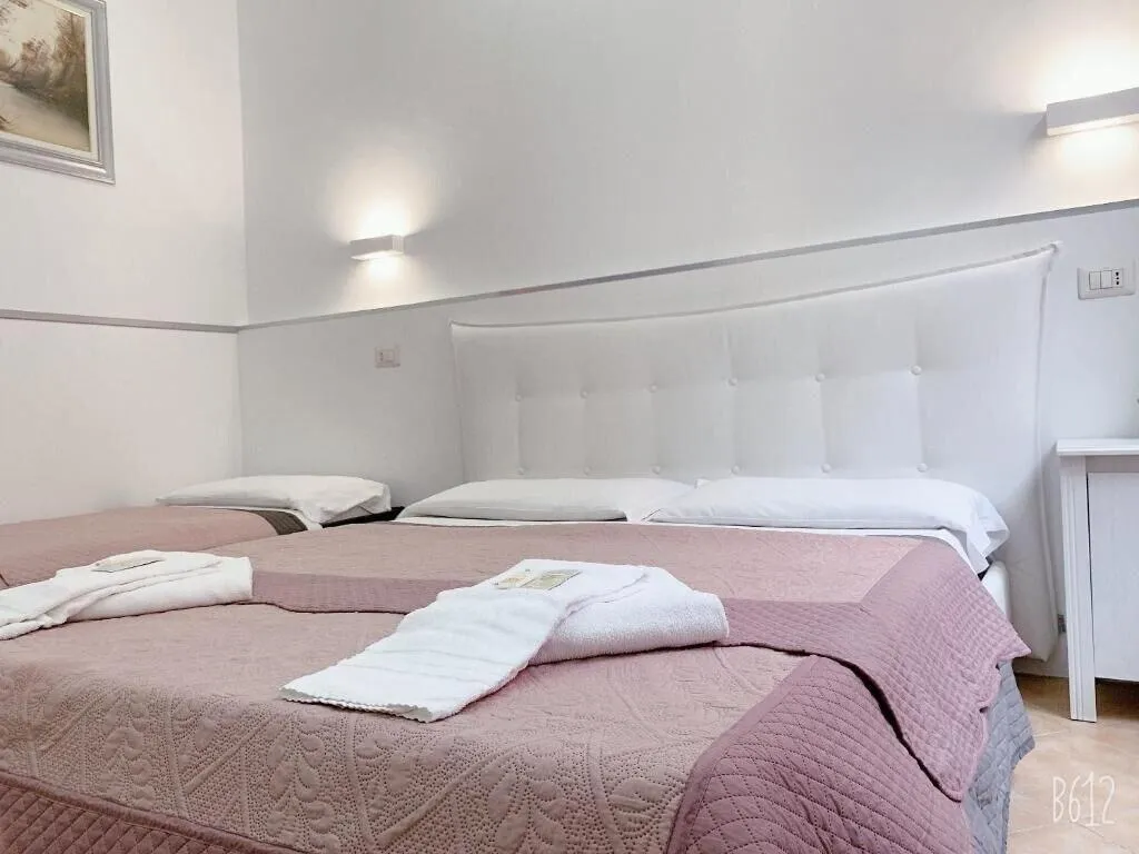 Room, Golden Ratio, Naples