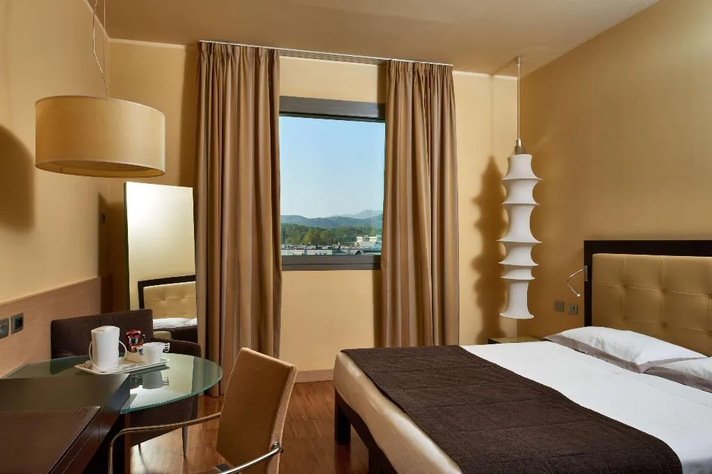 Room, Cruise, Milan