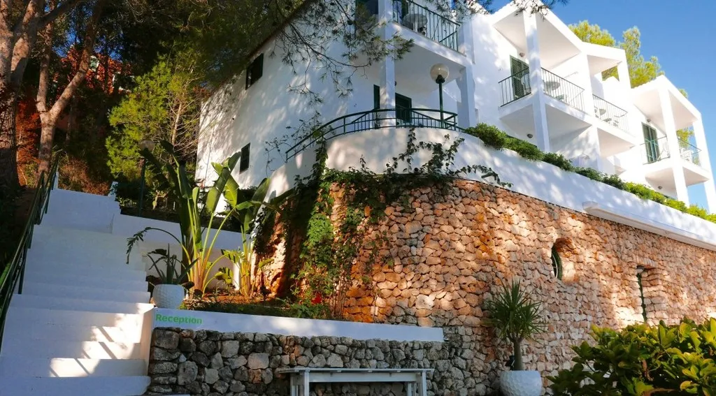 Lobby, Desmais, Menorca