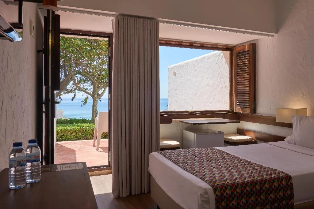 Double or Twin CAPACITY 3 Room, Hotel do Mar, Lisbon