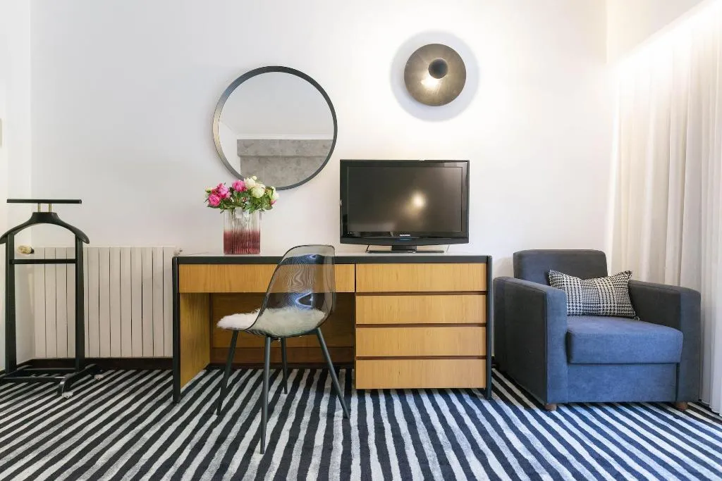 Room, Dom Afonso, Madeira