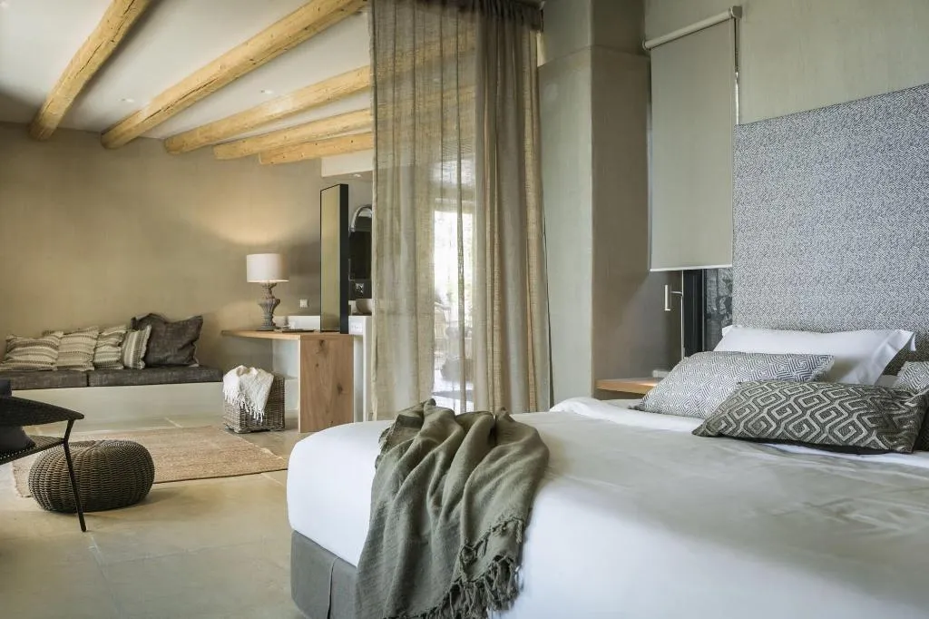Room, F Zeen, Kefallinia