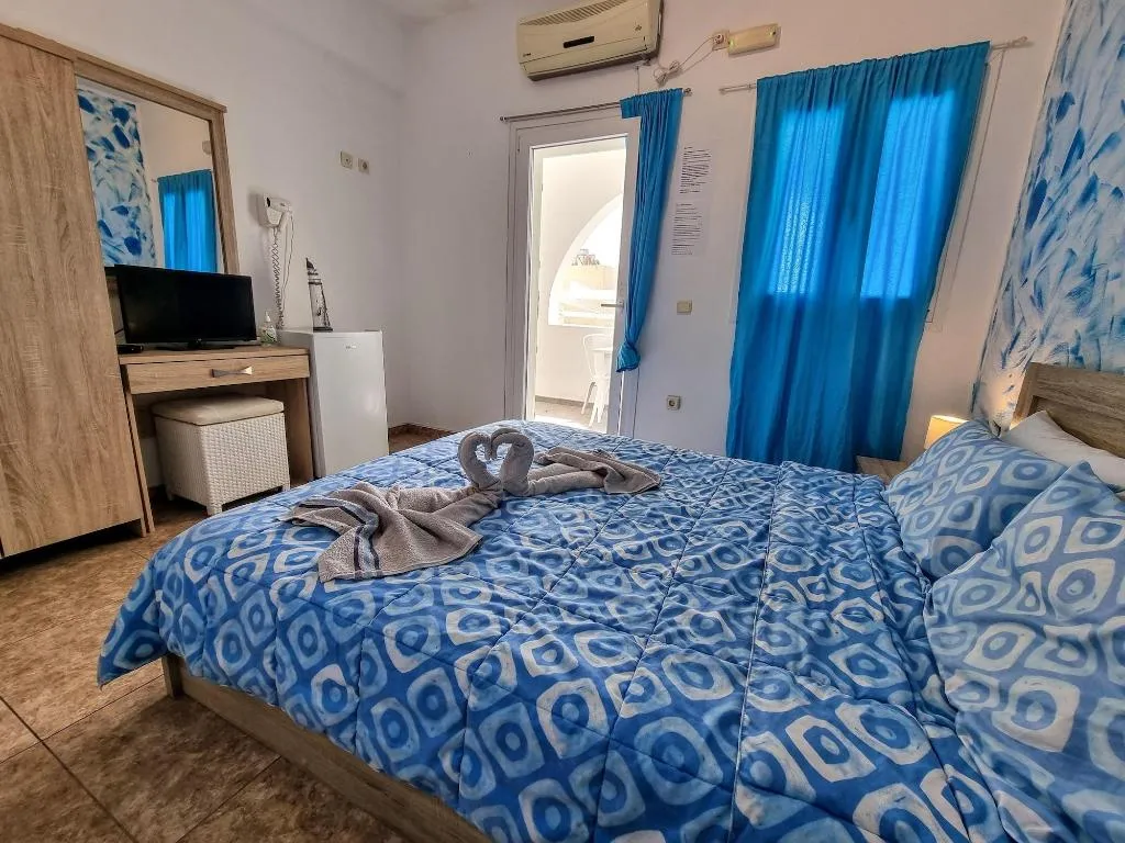Room, Pleasure Beachside Studios, Santorini
