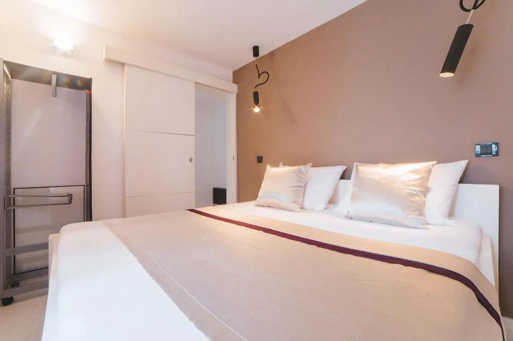 Room, House Karkovich, Split