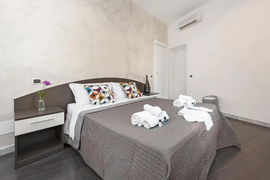 Room, Gate 40, Naples