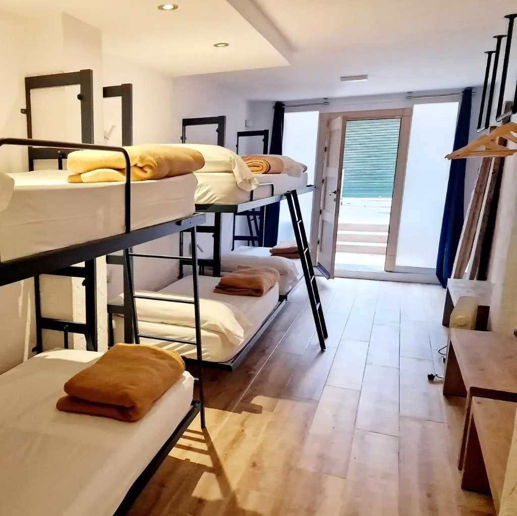 APARTMENT CAPACITY 8 Room, Y Hostel - Albergue Juvenil, Majorca