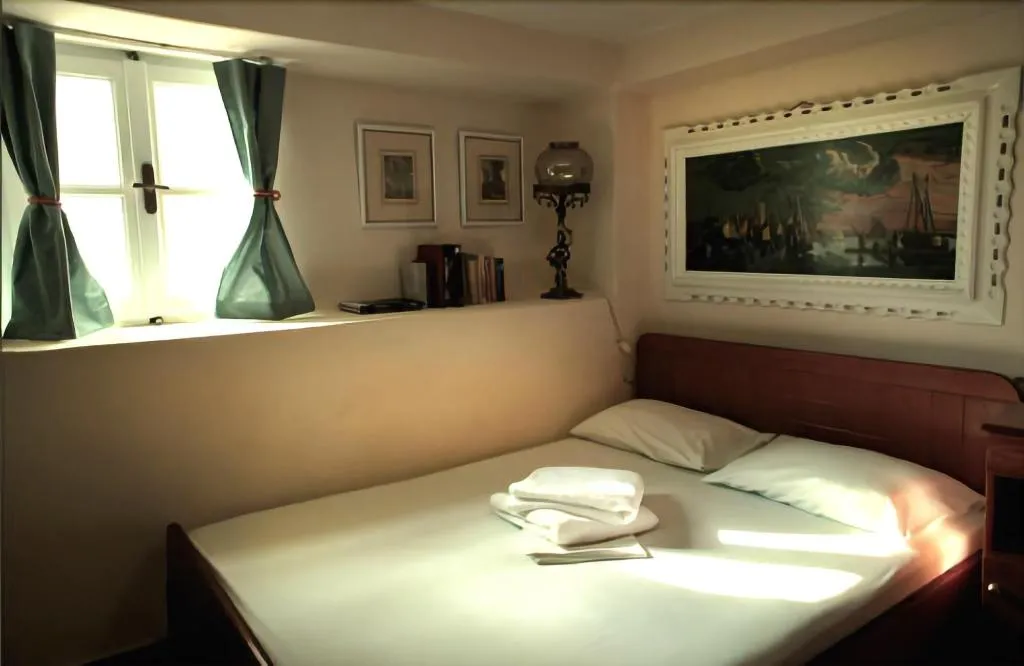 Room, Fivos, Athens