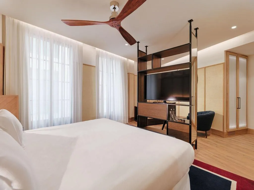 DOUBLE DELUXE KING BED Room, H10 Madison, Barcelona