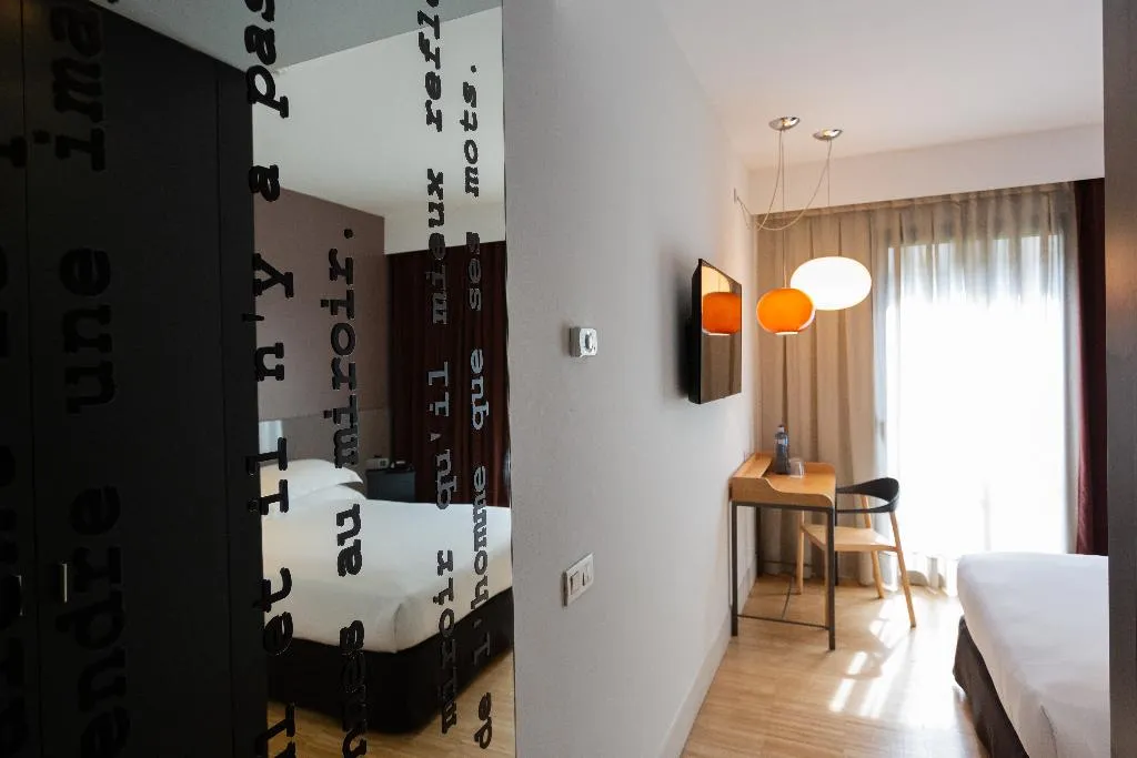 SINGLE GUEST ROOM Room, Alexandra Barcelona, Curio Collection by Hilton, Barcelona
