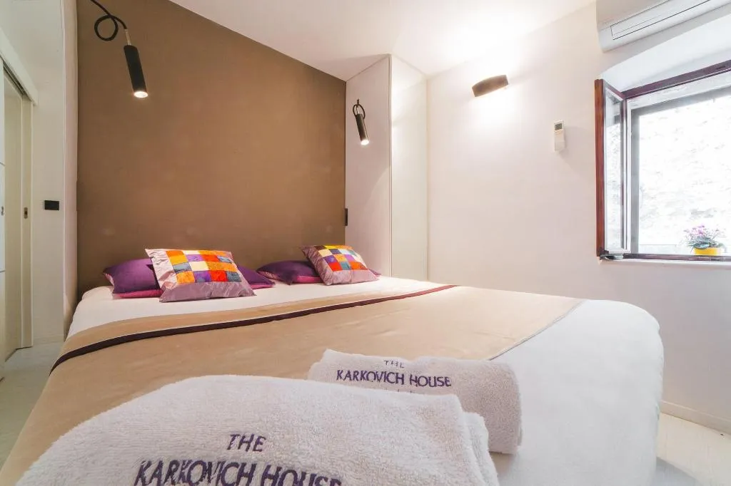 Room, House Karkovich, Split