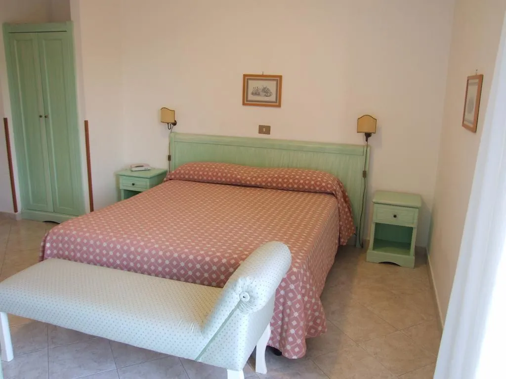 Room, Dania, Naples