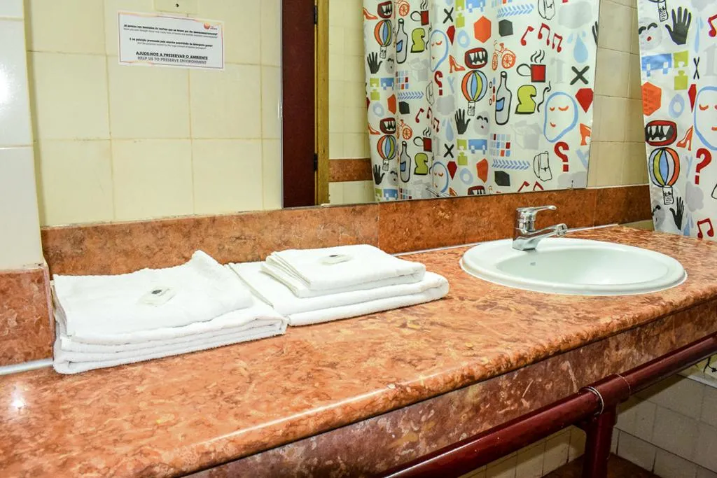 Double or Twin STANDARD Room, Hi Almada - Pousada de Juventude, Lisbon