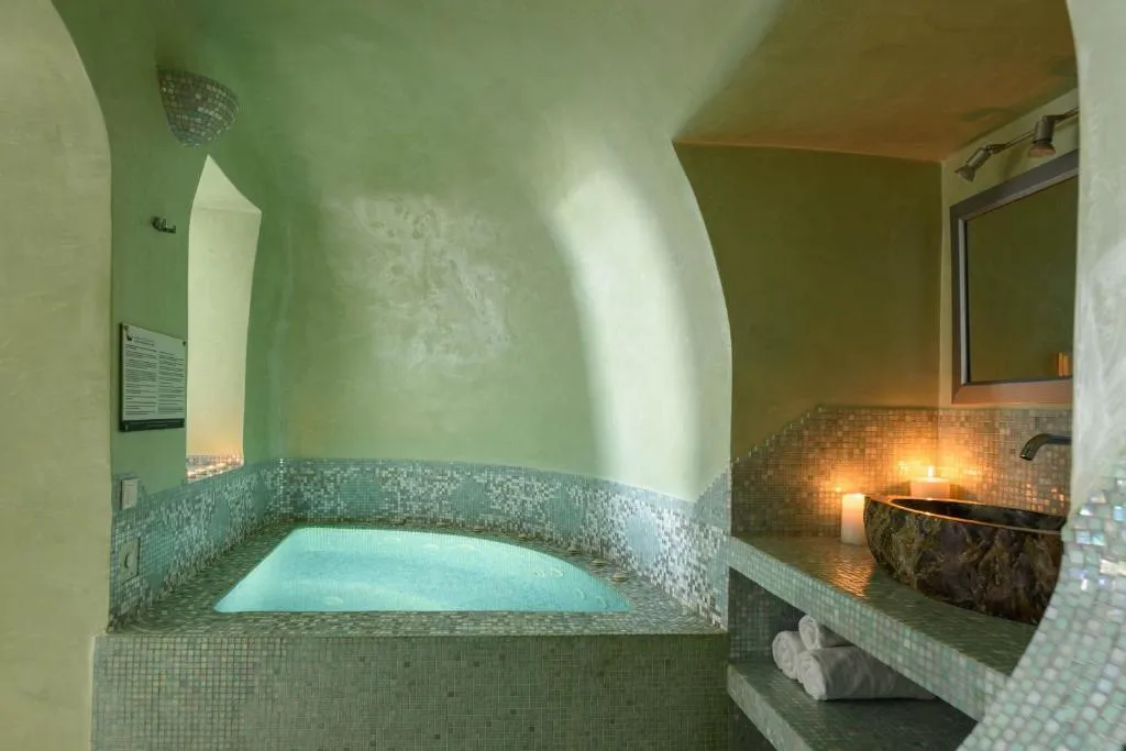SUITE WITH JACUZZI Room, Above Blue Suites, Santorini